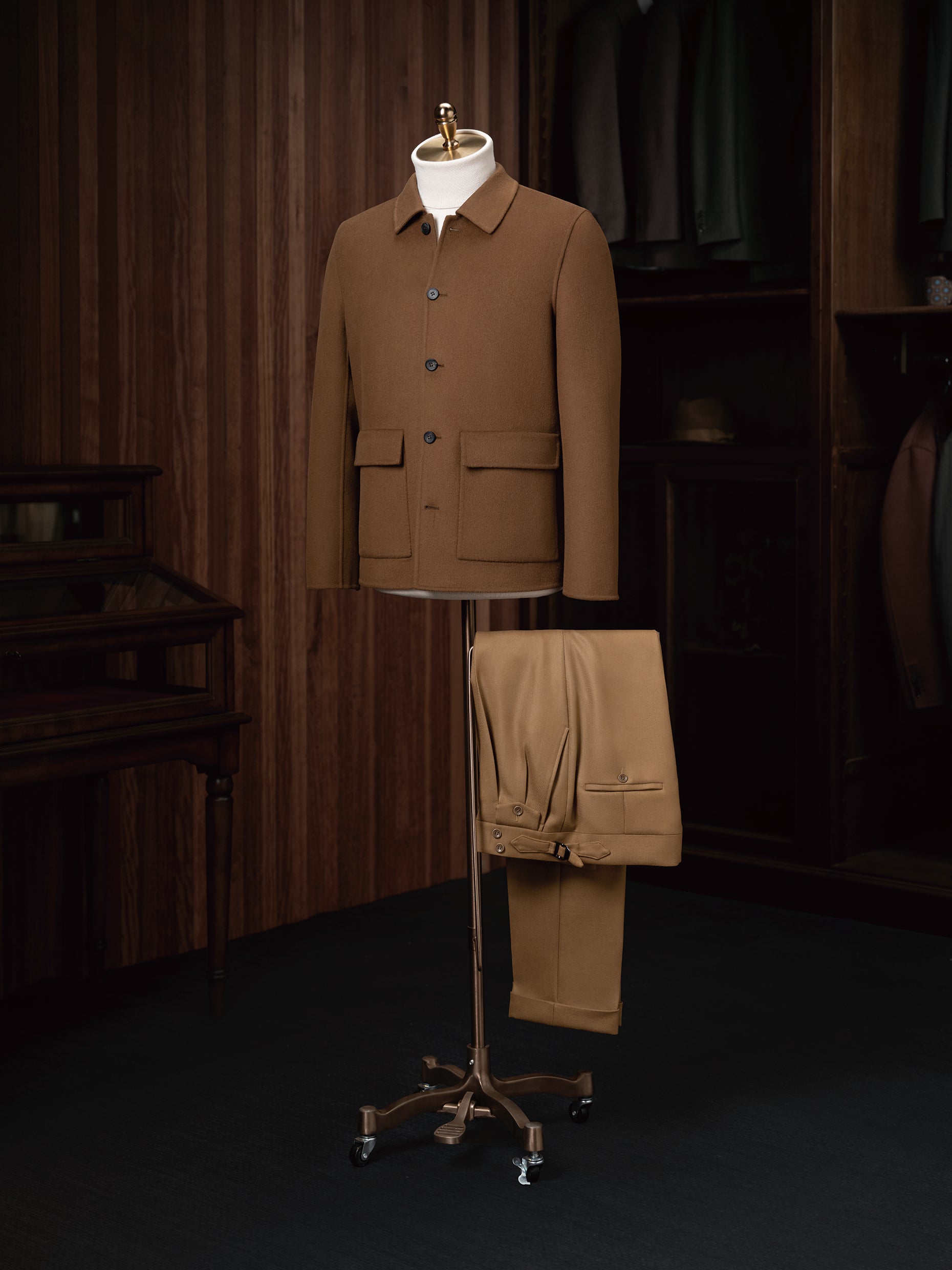 Men's camel tailored jacket with matching trousers, elegantly displayed on a mannequin. Sustainable, high-end fabric for eco-conscious formal wear. Ideal for sharp, refined looks.